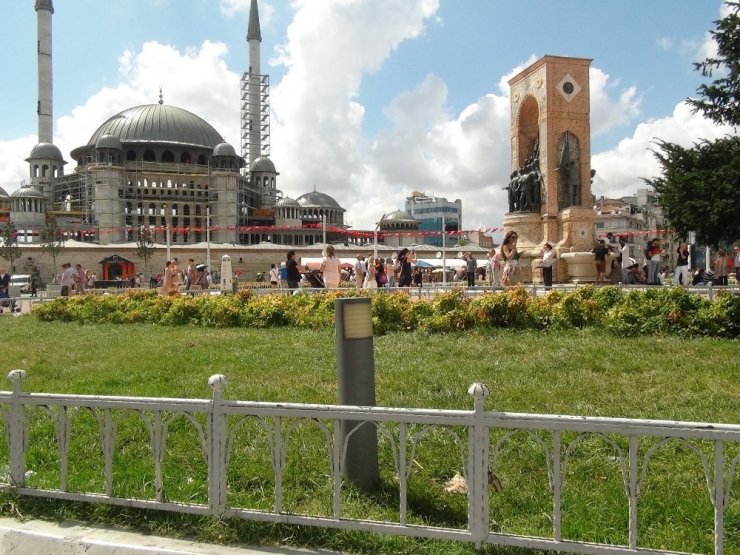 Taksim Meydanı’na kilit vurdular