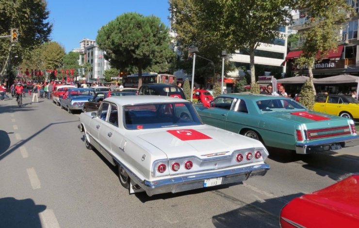 Bağdat Caddesi’nden Dolmabahçe’ye klasik araçlarla zafer konvoyu