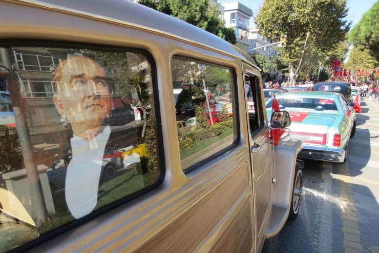 Bağdat Caddesi’nden Dolmabahçe’ye klasik araçlarla zafer konvoyu