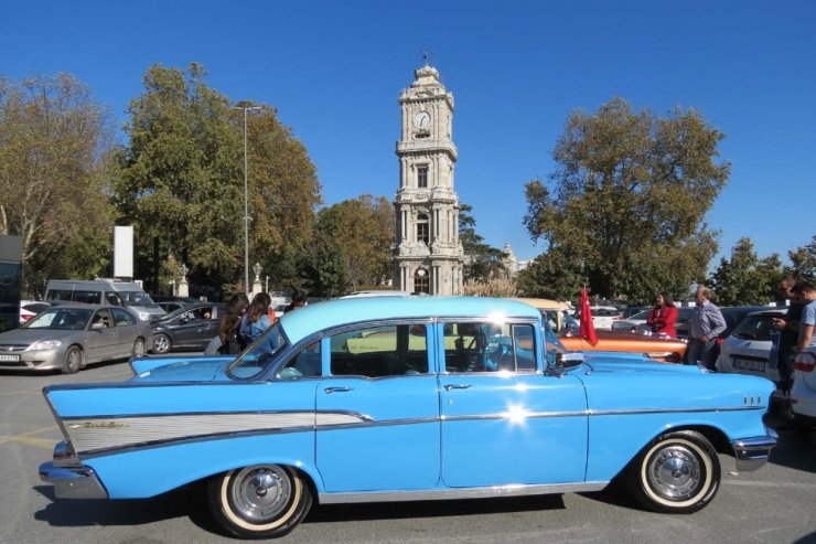 Bağdat Caddesi’nden Dolmabahçe’ye klasik araçlarla zafer konvoyu