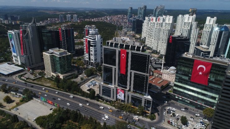 Dev Türk bayraklarıyla donatılan gökdelenler havadan görüntülendi