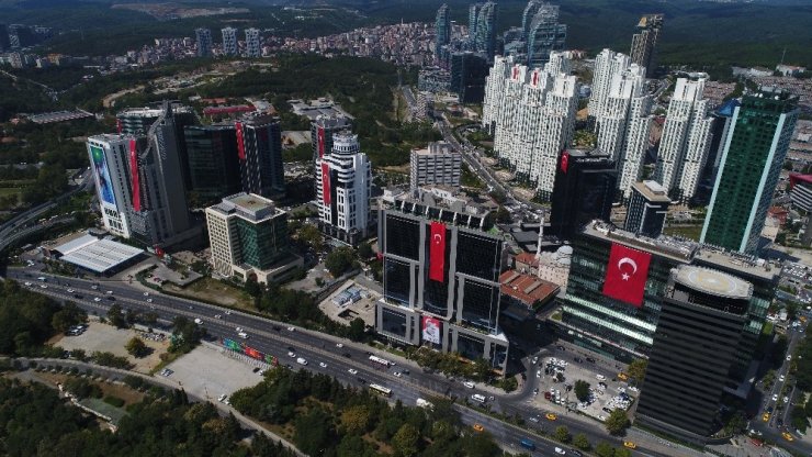 Dev Türk bayraklarıyla donatılan gökdelenler havadan görüntülendi
