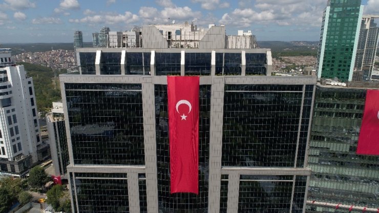 Dev Türk bayraklarıyla donatılan gökdelenler havadan görüntülendi