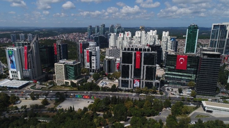 Dev Türk bayraklarıyla donatılan gökdelenler havadan görüntülendi