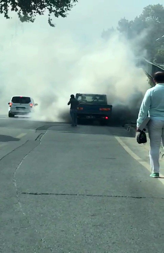 Fatih’te seyir halindeki kamyonette yangın çıktı, göz gözü görmedi