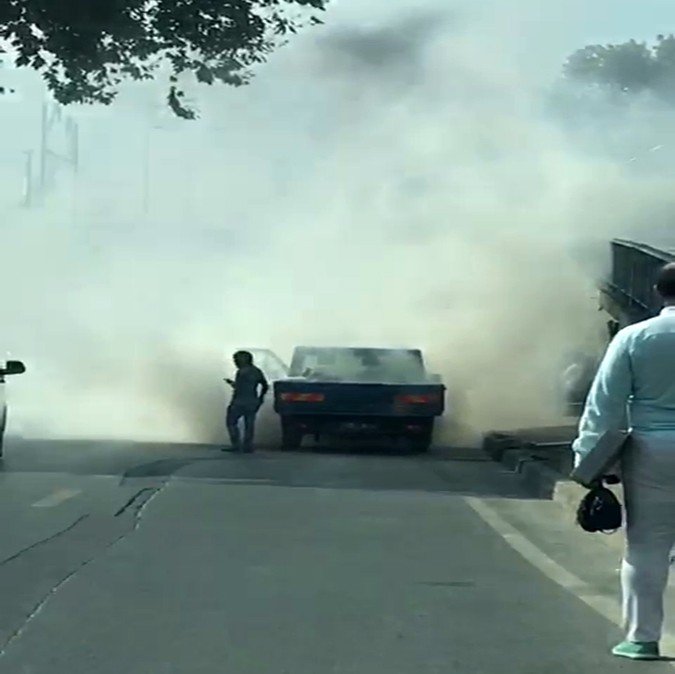 Fatih’te seyir halindeki kamyonette yangın çıktı, göz gözü görmedi