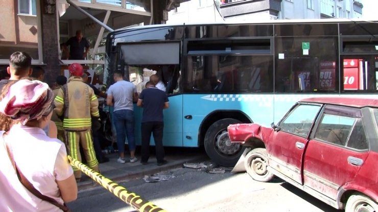 Gaziosmanpaşa’da halk otobüsü kazası saniye saniye kamerada