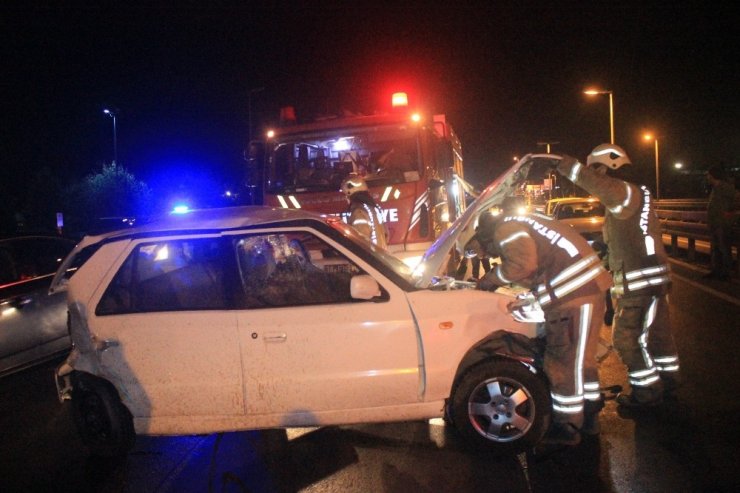 Avcılar E-5’te zincirleme trafik kazası: 1’i ağır 3 yaralı