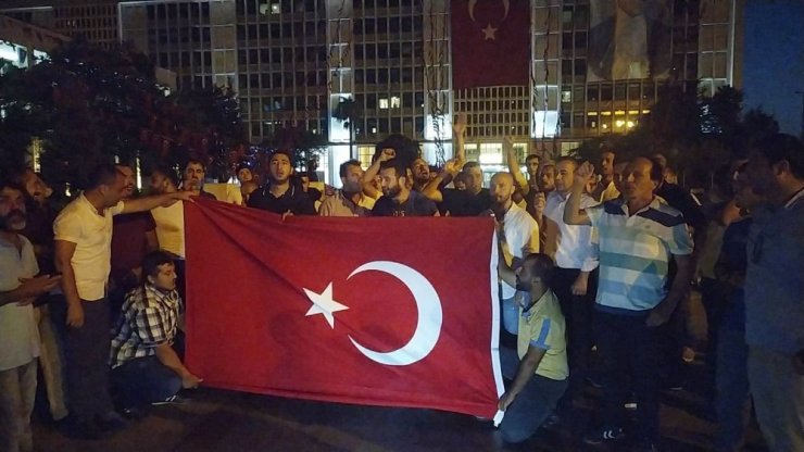 İşten çıkartılan İBB çalışanlarının Saraçhane’deki eylemleri sürüyor