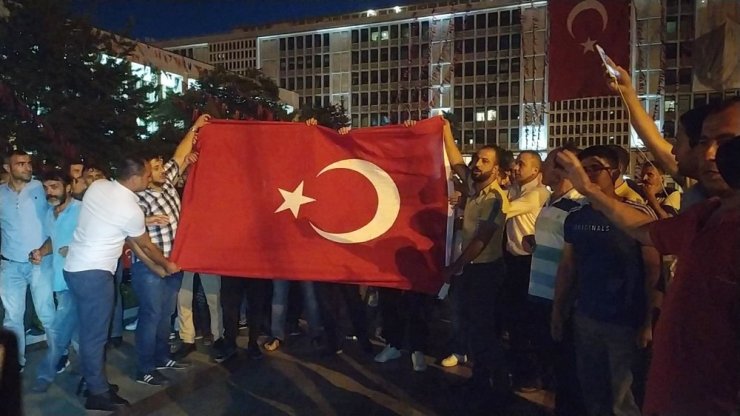 İşten çıkartılan İBB çalışanlarının Saraçhane’deki eylemleri sürüyor