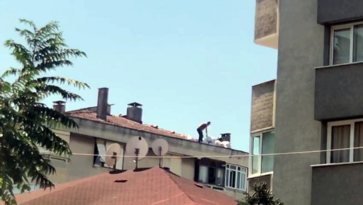 Pendik’te 5 katlı binanın çatısında tehlikeli çalışma kamerada
