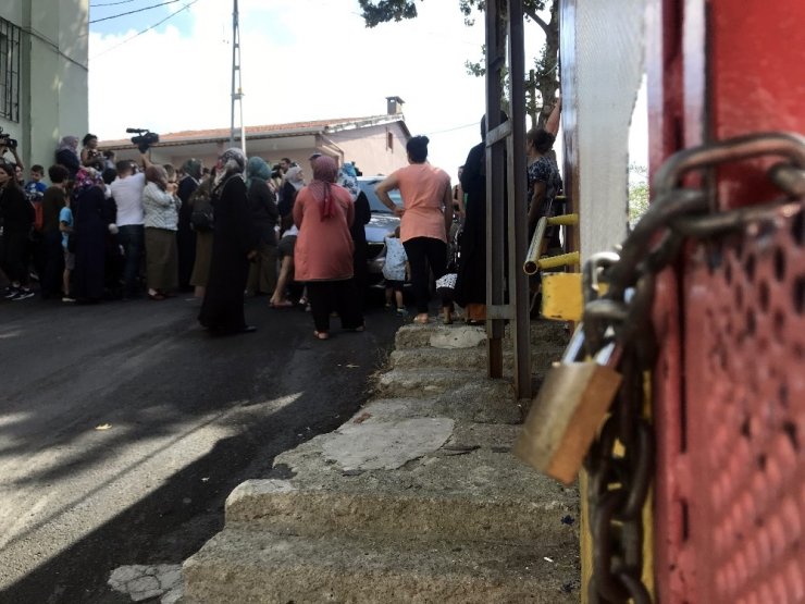 Sarıyer’de veliler okulun tahliye edilmesi kararına tepki gösterdi