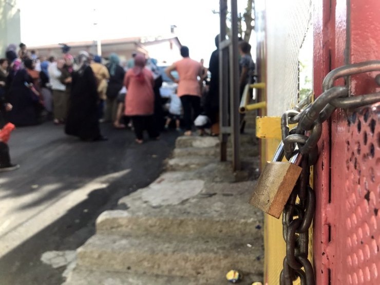 Sarıyer’de veliler okulun tahliye edilmesi kararına tepki gösterdi