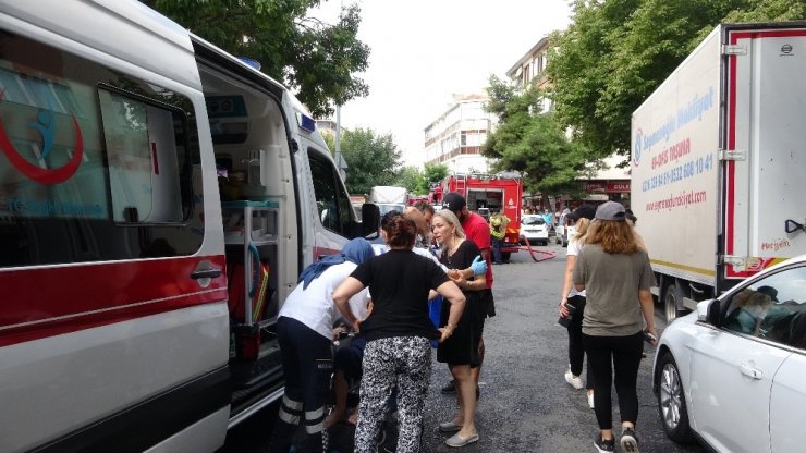 Eskicide çıkan yangın 3 binaya sıçradı