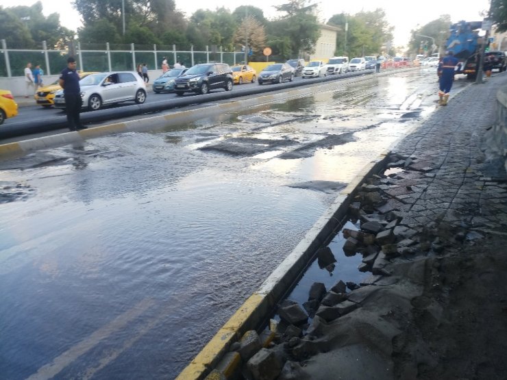 Haliç Köprüsü altındaki yolda su borusu patladı