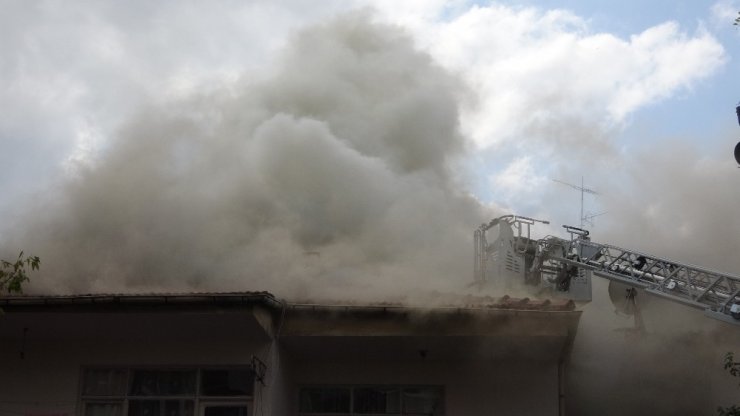 Eskicide çıkan yangın 3 binaya sıçradı