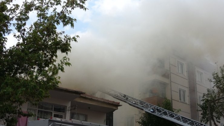 Eskicide çıkan yangın 3 binaya sıçradı