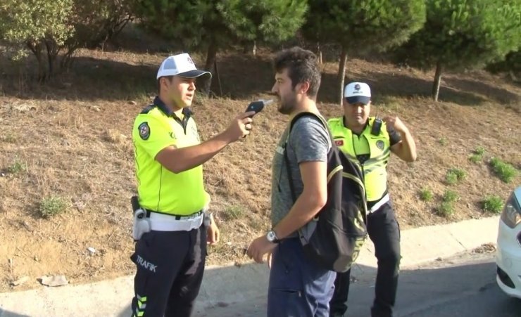 Sultangazi’de kendisini sıkıştıran taksiciden kaçmak isterken takla attı