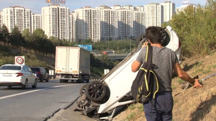 Sultangazi’de kendisini sıkıştıran taksiciden kaçmak isterken takla attı