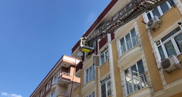 Esenyurt’ta 4 katlı bir binanın 4’üncü katında doğal gaz patlaması yaşandı. Patlamada bir kişi yaralanırken, evde büyük çapta maddi hasar oluştu. Olay yerine çok sayıda polis, ambulans ve itfaiye ekibi sevk edildi. Ekiplerin
