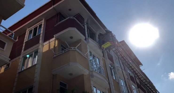 Esenyurt’ta 4 katlı bir binanın 4’üncü katında doğal gaz patlaması yaşandı. Patlamada bir kişi yaralanırken, evde büyük çapta maddi hasar oluştu. Olay yerine çok sayıda polis, ambulans ve itfaiye ekibi sevk edildi. Ekiplerin