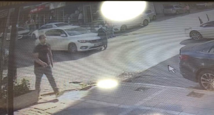 Esenyurt’ta karşıdan karşıya geçen kadına otomobilin çarptığı anlar kamerada