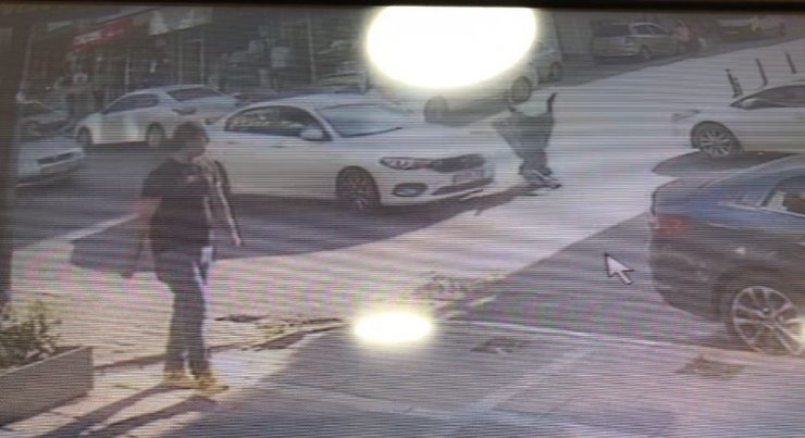 Esenyurt’ta karşıdan karşıya geçen kadına otomobilin çarptığı anlar kamerada