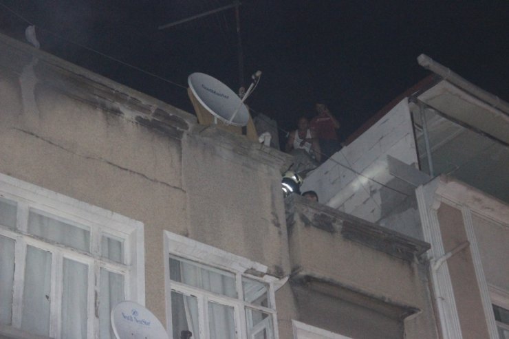 2 katlı binada çıkan yangında 7 kişi mahsur kaldı: 3 kişi dumandan etkilendi