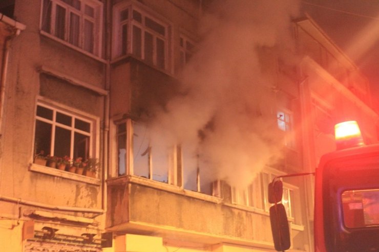 2 katlı binada çıkan yangında 7 kişi mahsur kaldı: 3 kişi dumandan etkilendi