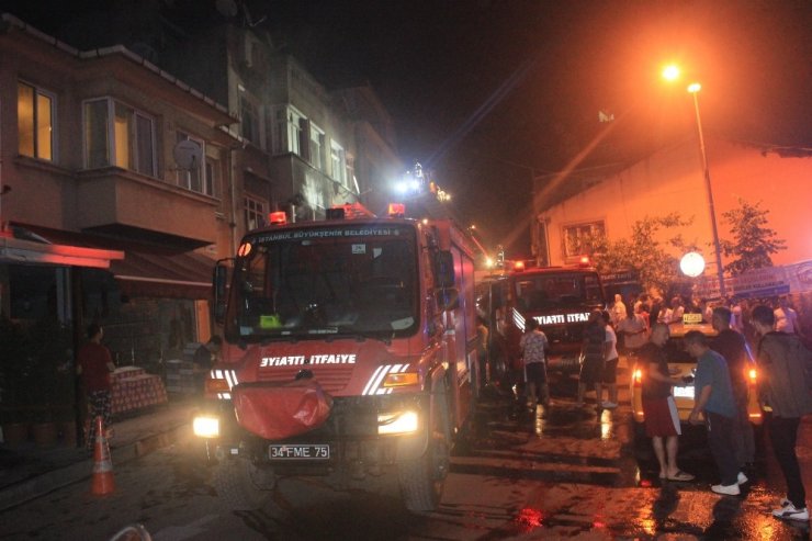 2 katlı binada çıkan yangında 7 kişi mahsur kaldı: 3 kişi dumandan etkilendi