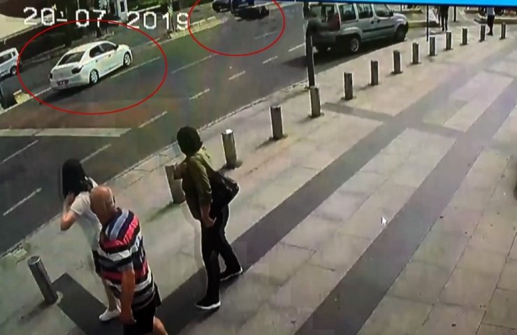 İstanbul’da motosikletlinin metrelerce sürüklendiği kaza kamerada