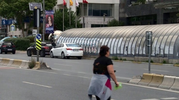 İstanbul’da motosikletlinin metrelerce sürüklendiği kaza kamerada