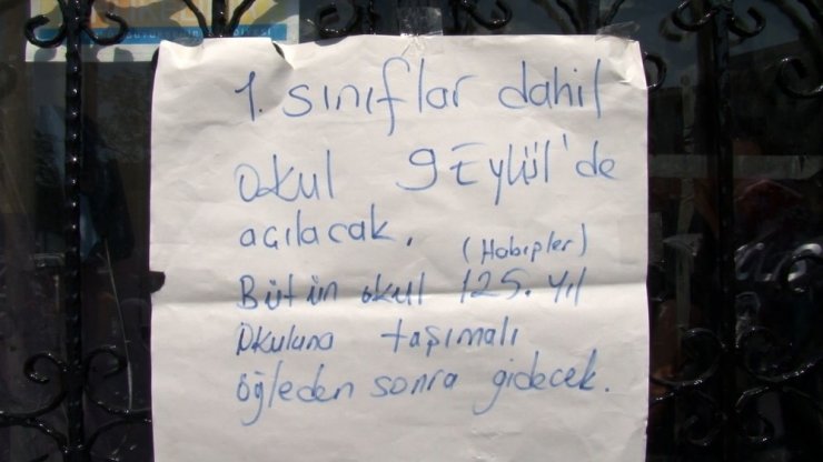 Sultangazi’de okul önünde velilerden protesto