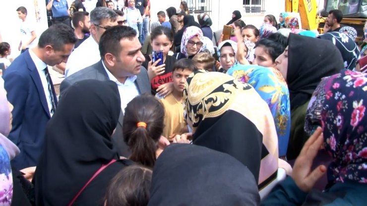 Sultangazi’de okul önünde velilerden protesto