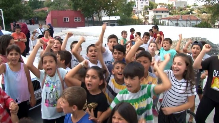 Sultangazi’de okul önünde velilerden protesto