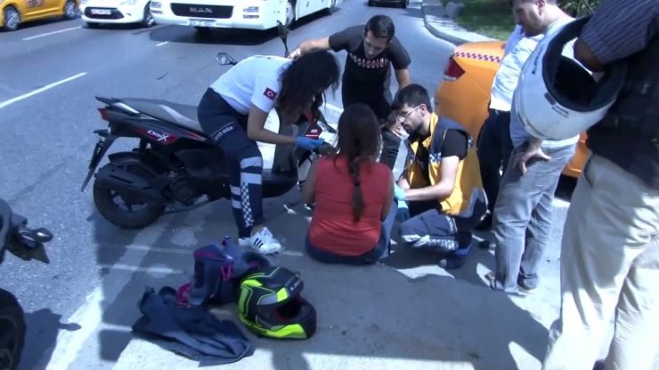 Taksiyle çarpışan motosikletli kadın, aracın ön camına düştü