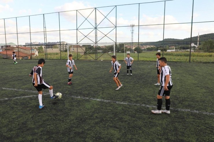 Eyüpsultanlı gençlere ücretsiz futbol eğitimi