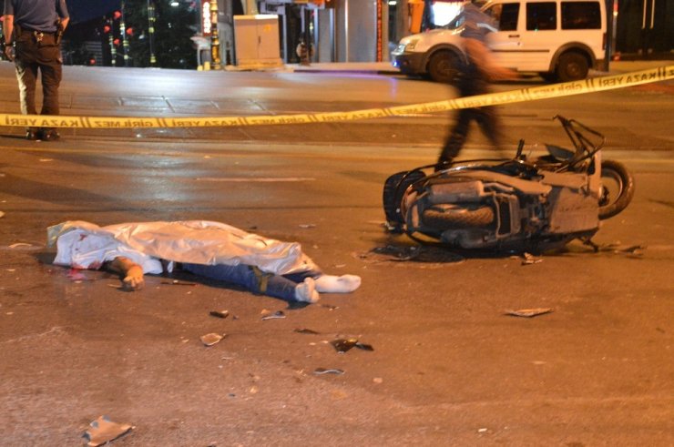 Fatih’te motosiklet ile otomobil çarpıştı, 1 kişi öldü, 1 kişi ağır yaralandı