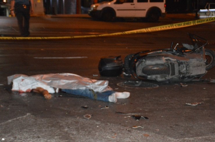 Fatih’te motosiklet ile otomobil çarpıştı, 1 kişi öldü, 1 kişi ağır yaralandı