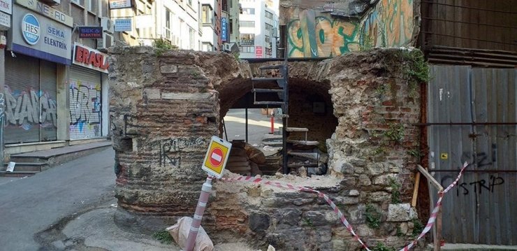 Karaköy’de Mimar Sinan tarafından yapılan 450 yıllık tarihi çeşmeyi levyeyle yıktılar