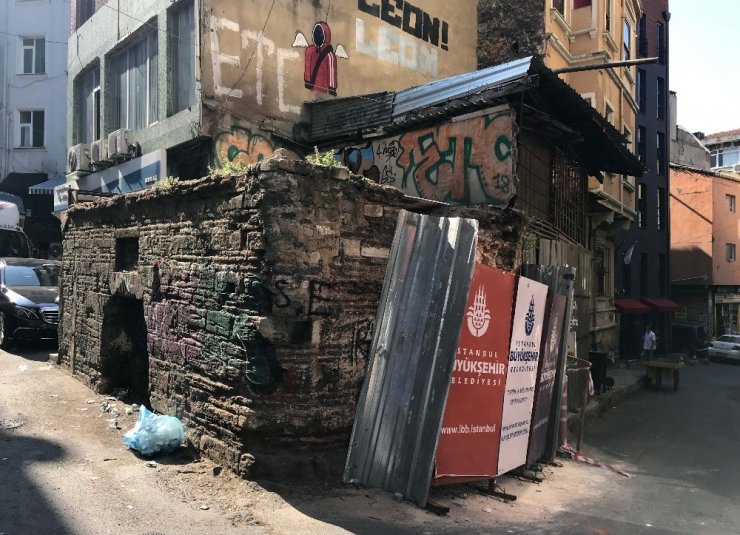 Karaköy’de Mimar Sinan tarafından yapılan 450 yıllık tarihi çeşmeyi levyeyle yıktılar