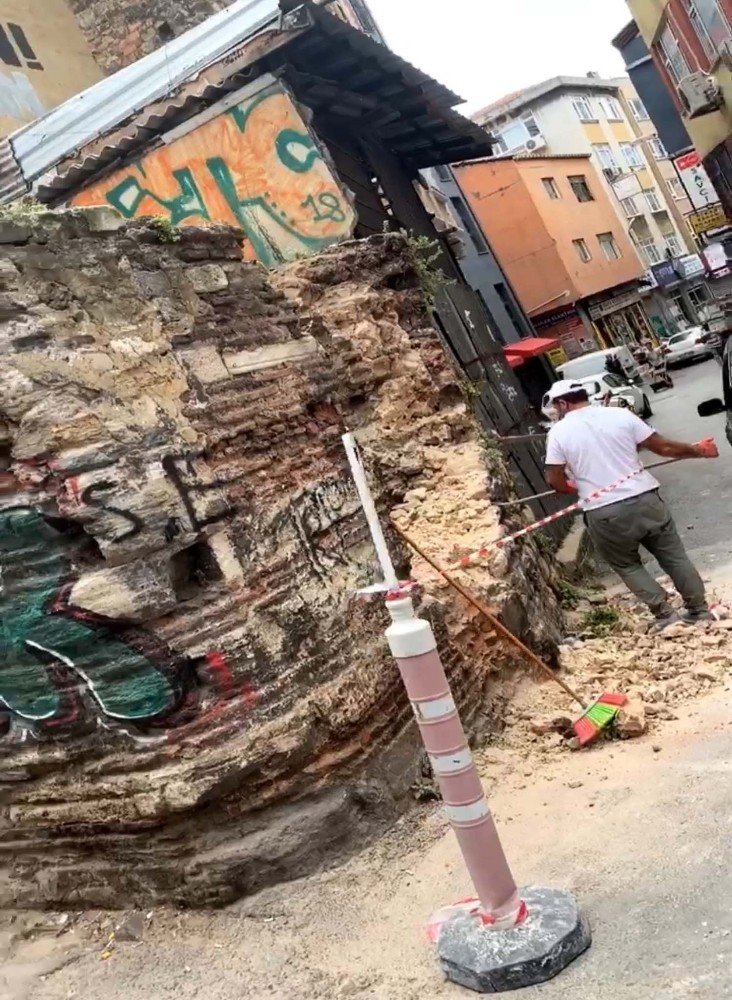 Karaköy’de Mimar Sinan tarafından yapılan 450 yıllık tarihi çeşmeyi levyeyle yıktılar