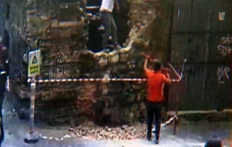 Karaköy’de Mimar Sinan tarafından yapılan 450 yıllık tarihi çeşmeyi levyeyle yıktılar