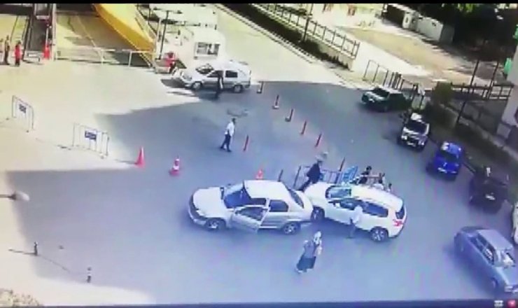 Hastane bahçesinde tekmeli sopalı kavga kamerada