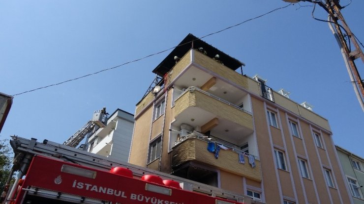 Tuzla’da binanın çatısında çıkan yangın eve sıçradı