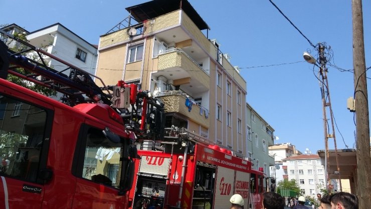 Tuzla’da binanın çatısında çıkan yangın eve sıçradı