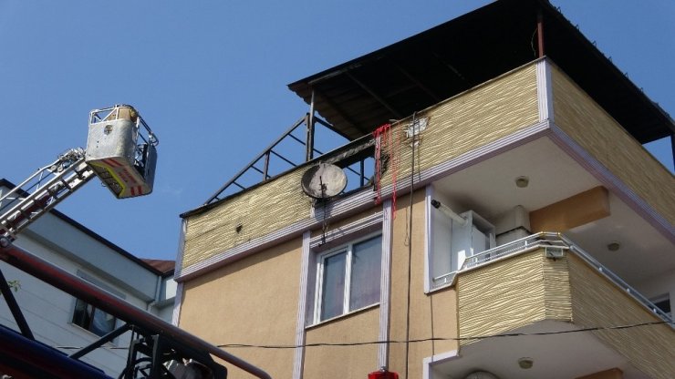 Tuzla’da binanın çatısında çıkan yangın eve sıçradı