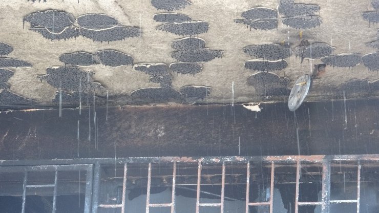 Tuzla’da binanın çatısında çıkan yangın eve sıçradı