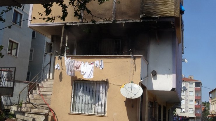 Tuzla’da binanın çatısında çıkan yangın eve sıçradı