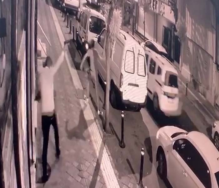 Sokak ortasında aracı kurşun yağmuruna tutular